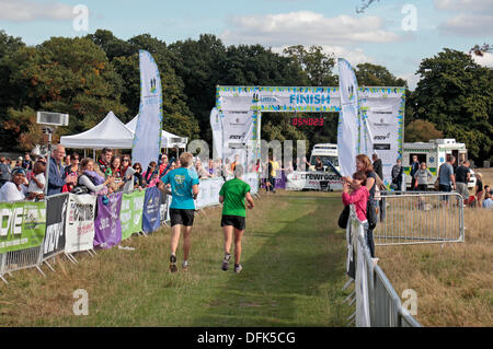 London, UK. 6. Oktober 2013. Sonntag, 6. Oktober 2013 laufen Läufer Abschluss der zermürbenden Royal Parks Foundation Ultra 50 km Charity in Bushy Park, London, UK. Bildnachweis: Maurice Savage/Alamy Live-Nachrichten Stockfoto