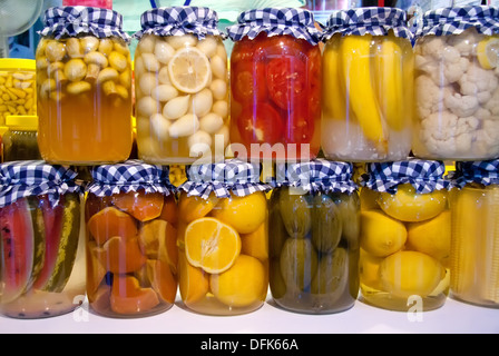 Eingelegtes Gemüse und Obst In Gläsern Stockfoto