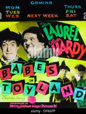 Laurel und Hardy Babes in Toyland Kinoprojektion schieben Sie 1934 Stockfoto