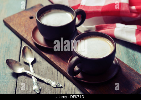 Zwei Tassen Kaffee auf hölzernen Hintergrund Stockfoto