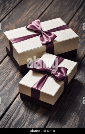 zwei elegante Geschenk-Boxen auf einem hölzernen Hintergrund Stockfoto