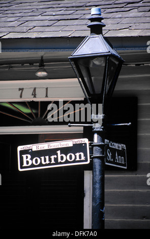 Bourbon Street im French Quarter ist eine der weltweit bekanntesten Durchgangsstrassen, New Orleans, Louisiana, USA Stockfoto