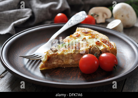 Traditionelle französische Quiche Kuchen mit Hühnerfleisch und Champignons auf einem hölzernen Hintergrund Stockfoto