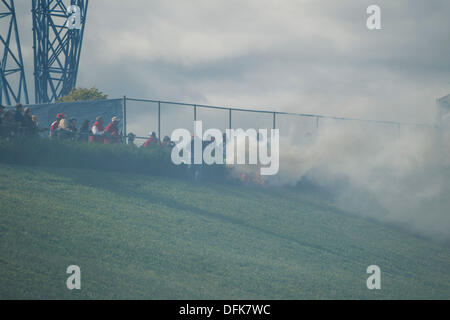 Kansas City, KS, USA. 6. Oktober 2013. 6. Oktober 2013: Ein Rasen Feuer wütet unkontrolliert in Kurve eins vorübergehend beenden das Rennen in der Nascar Sprint Cup Hollywood Casino 400 auf dem Kansas Speedway in Kansas City, KS. Bildnachweis: Csm/Alamy Live-Nachrichten Stockfoto