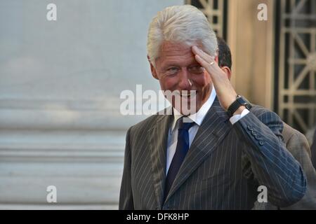 New Haven, Connecticut, USA. 5. Oktober 2013. Am Samstag trat Bill Clinton Hillary Rodham Clinton an der Yale Law School. Mrs. Clinton nahm eine Auszeichnung an ihrer Alma Mater, wo sie vor 40 Jahren absolvierte. 5. Oktober 2013 Credit: Visuelle & schriftliche SL/Alamy Live-Nachrichten Stockfoto