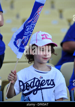 Los Angeles, Kalifornien, USA. 6. Oktober 2013. 6. Oktober 2013-Los Angeles, CA. Fans der Dodgers in der Major League Baseball NLDS Spiel zwischen den Los Angeles Dodgers und den Atlanta Braves an Dodger Stadium.John Green/CSM/Alamy Live News Stockfoto