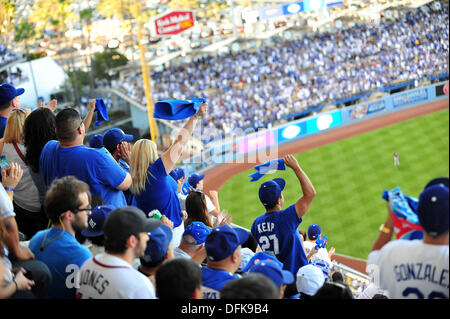 Los Angeles, Kalifornien, USA. 6. Oktober 2013. 6. Oktober 2013-Los Angeles, CA. Fans der Dodgers in der Major League Baseball NLDS Spiel zwischen den Los Angeles Dodgers und den Atlanta Braves an Dodger Stadium.John Green/CSM/Alamy Live News Stockfoto
