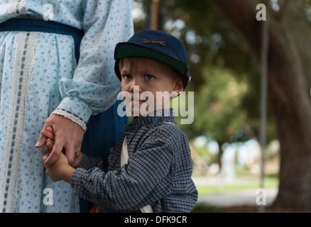 Ein Junge hält seine Mutter Hand gleichzeitig September 2013 Gewehre, Schienen und Geschichte Veranstaltung Wooton Park in Tavares, Florida Stockfoto