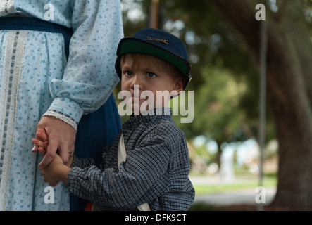 Ein Junge hält seine Mutter Hand gleichzeitig September 2013 Gewehre, Schienen und Geschichte Veranstaltung Wooton Park in Tavares, Florida Stockfoto