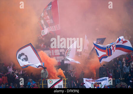 Bologna, Italien. 5. Oktober 2013. Fans (Bologna) Football / Soccer: italienische "Serie A" match zwischen Bologna 1-4 Hellas Verona FC Renato dall-Stadion in Bologna, Italien. Bildnachweis: Maurizio Borsari/AFLO/Alamy Live-Nachrichten Stockfoto