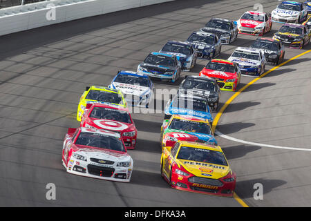 Kansas City, KS, USA. 6. Oktober 2013. Kansas City, KS - 6. Oktober 2013: Kevin Harvick (29) und Joey Lagano (22) Kampf um die Führung während der Hollywood Casino 400 auf dem Kansas Speedway in Kansas City, KS. Bildnachweis: Csm/Alamy Live-Nachrichten Stockfoto