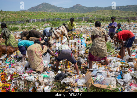 Armen indischen Frauen und Kinder sammeln Beute aus einer Müllkippe. Andhra Pradesh, Indien Stockfoto