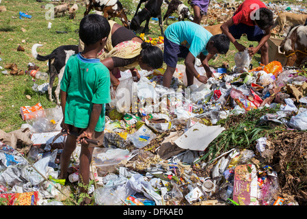 Armen indischen Frauen und Kinder sammeln Beute aus einer Müllkippe. Andhra Pradesh, Indien Stockfoto