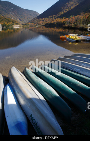 Kanus am Ufer von Echo Lake, Franconia Notch, New Hampshire, USA Stockfoto