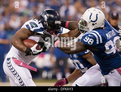 Indianapolis, Ohio, USA. 6. Oktober 2013. 6. Oktober 2013: Seattle Seahawks Runningback Marshawn Lynch (24) wird mit Indianapolis Colts außerhalb Linebacker Robert Mathis (98) während die NFL-Spiel zwischen den Seattle Seahawks und die Indianapolis Colts im Lucas Oil Stadium in Indianapolis, Zoll eingesperrt Die Indianapolis Colts gegen die Seattle Seahawks 34-28. Bildnachweis: Csm/Alamy Live-Nachrichten Stockfoto