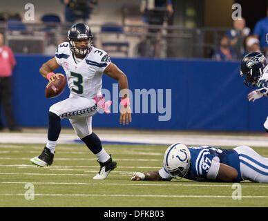 Indianapolis, Ohio, USA. 6. Oktober 2013. 6. Oktober 2013: Seattle Seahawks quarterback Russell Wilson (3) klettert und vermeidet Indianapolis Colts Nase Tackle Aubrayo Franklin (97) während die NFL-Spiel zwischen den Seattle Seahawks und die Indianapolis Colts im Lucas Oil Stadium in Indianapolis, IN. Die Indianapolis Colts gegen die Seattle Seahawks 34-28. Bildnachweis: Csm/Alamy Live-Nachrichten Stockfoto