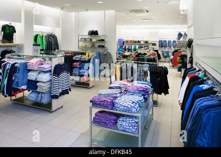 Mode Shop-Interieur mit Display. Kleidung im Ladengeschäft. Stockfoto