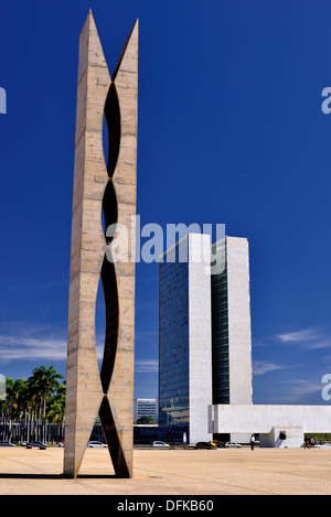 Brasilien, Brasilia: Taubenturm am Praça Dos Tres Poderes National Congress im Hintergrund Stockfoto