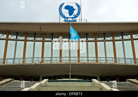 Sitz der Wirtschaftskommission der Vereinten Nationen für Afrika (UNECA) mit der blaue UN-Flagge, Addis Ababa, Äthiopien Stockfoto