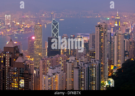 Nachtansicht über den Wolkenkratzern in Central District und über den Victoria Harbour, Kowloon, Hong Kong Stockfoto