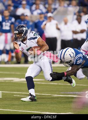 Indianapolis, Ohio, USA. 6. Oktober 2013. 6. Oktober 2013: Seattle Seahawks Quarterback Russell Wilson (3) läuft mit dem Ball, wie er von Indianapolis Colts außerhalb Linebacker Robert Mathis (98) während die NFL-Spiel zwischen den Seattle Seahawks und die Indianapolis Colts im Lucas Oil Stadium in Indianapolis, Zoll aufgespürt ist Die Indianapolis Colts gegen die Seattle Seahawks 34-28. Bildnachweis: Csm/Alamy Live-Nachrichten Stockfoto