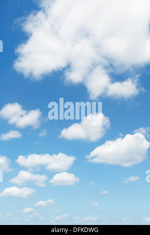 Weiße flauschige Wolken am blauen Himmel Stockfoto