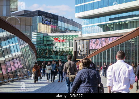 Westfield Stratford City Shopping Centre und Aspers Kasino Westfield Stratford City Shopper der Link Brücke. Stockfoto