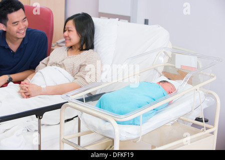 Asiatische chinesische Familie mit Neugeborenen im Krankenhaus Stockfoto