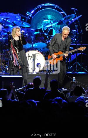 Köln, Deutschland. 6. Oktober 2013. Sängerin Stevie Nicks (L-R), Schlagzeuger Mick Fleetwood und Gitarrist Lindsey Buckingham die Band Fleetwood Mac durchzuführen auf der Bühne in Köln, 6. Oktober 2013. Foto: Marius Becker/Dpa/Alamy Live News Stockfoto