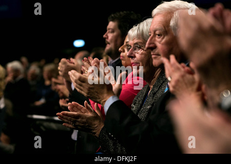 Der Premierminister schließt den Parteitag der Konservativen in Manchester Central mit seinem Keynote-Vortrag. Publikum Mitglieder Stockfoto