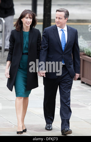 Der Premierminister David Cameron auf dem Parteitag der Konservativen in Manchester Central. Im Bild mit seiner Frau Samantha Stockfoto