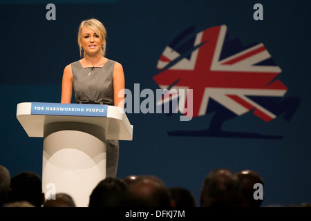 Parteitag der Konservativen in Manchester Central 2013 Hayley Lockwood hält eine Rede vor Cameron Stockfoto