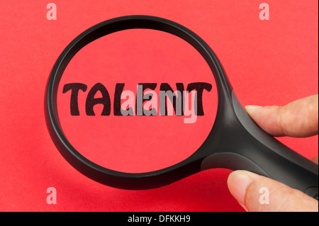 Auf der Suche nach Talent-Konzept mit einer Lupe auf Seite Stockfoto