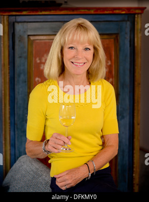 Wein-Kritiker und TV-Persönlichkeit Jilly Goolden. Im Jahr 2013 ins Leben gerufen Jilly The Wine Room eine Weinprobe Erfahrung in Sussex. Stockfoto
