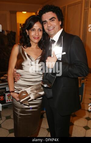 Berlin, Deutschland. 6. Oktober 2013. Mexikanische Tenor Rolando Villazón zusammen mit seiner Frau Lucia Villazon bei der after-Party der "Echo Klassik 2013" awards in Berlin. Bildnachweis: Dpa picture Alliance/Alamy Live News Stockfoto