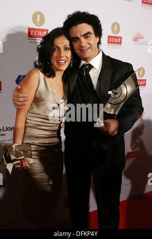 Berlin, Deutschland. 6. Oktober 2013. Mexikanische Tenor Rolando Villazón zusammen mit seiner Frau Lucia Villazon bei der after-Party der "Echo Klassik 2013" awards in Berlin. Bildnachweis: Dpa picture Alliance/Alamy Live News Stockfoto