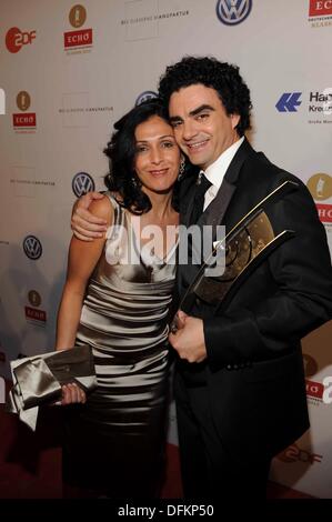 Berlin, Deutschland. 6. Oktober 2013. Mexikanische Tenor Rolando Villazón zusammen mit seiner Frau Lucia Villazon bei der after-Party der "Echo Klassik 2013" awards in Berlin. Bildnachweis: Dpa picture Alliance/Alamy Live News Stockfoto