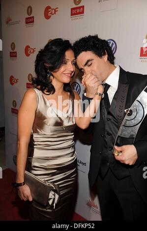 Berlin, Deutschland. 6. Oktober 2013. Mexikanische Tenor Rolando Villazón zusammen mit seiner Frau Lucia Villazon bei der after-Party der "Echo Klassik 2013" awards in Berlin. Bildnachweis: Dpa picture Alliance/Alamy Live News Stockfoto