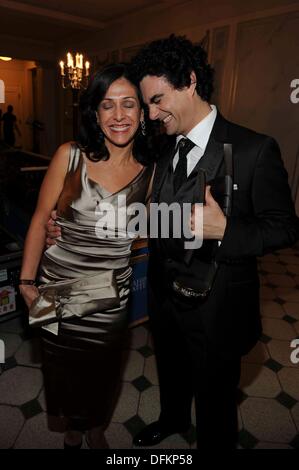 Berlin, Deutschland. 6. Oktober 2013. Mexikanische Tenor Rolando Villazón zusammen mit seiner Frau Lucia Villazon bei der after-Party der "Echo Klassik 2013" awards in Berlin. Bildnachweis: Dpa picture Alliance/Alamy Live News Stockfoto