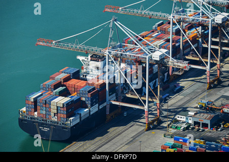 Luftaufnahme eines Schiffes in Southampton Docks Stockfoto