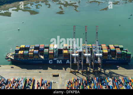 Luftaufnahme eines Schiffes in Southampton Docks Stockfoto