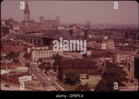 Vom Lakeview Terrace Highrise aus blickt man nach Osten auf die umliegende Landschaft und die urbane Umgebung. Das Foto bietet einen Einblick in die Skyline der Stadt und ihre architektonischen Strukturen. Stockfoto