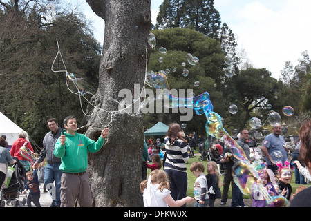 Man Luftblasen machen unterhaltsame Kindern in Margam Park, South Wales UK. Stockfoto