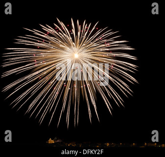 Goldene Super Feuerwerk mit dunklen Himmelshintergrund, Malta-Feuerwerk-Festival, 4 Juli, Independence Day, explodieren, goldene orange Stockfoto