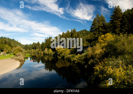 Farben des Herbstes auf den Russian River, Monte Rio, Sonoma County, Kalifornien, USA. Kredit: Kraig Lieb Stockfoto