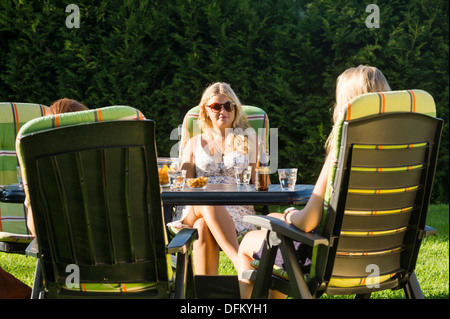 Schöne Frau, die Gartenparty mit Freundinnen genießen Stockfoto