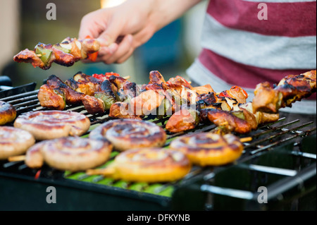 Mittelteil des Mannes auf Gartenparty Grillen Stockfoto