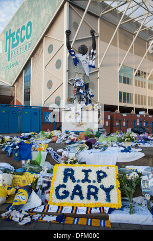 29.11.2011 Wales ein temporäres Denkmal außerhalb der Erde nach Fans ehemaligen Spieler trauern und aktuelle Manager Gary Speed Stockfoto