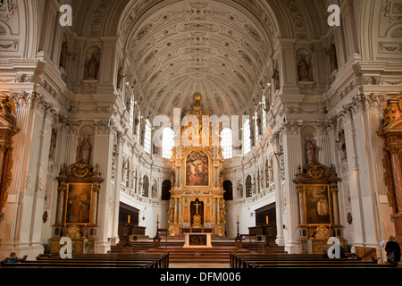 Innenraum der katholischen Jesuitenkirche St. Michael in München, Bayern, Deutschland Stockfoto