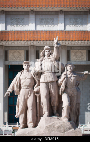 Eines der revolutionären Statuen nahe dem Eingang des Chairman Mao Memorial Hall (Mausoleum von Mao Zedong) n Peking Stockfoto